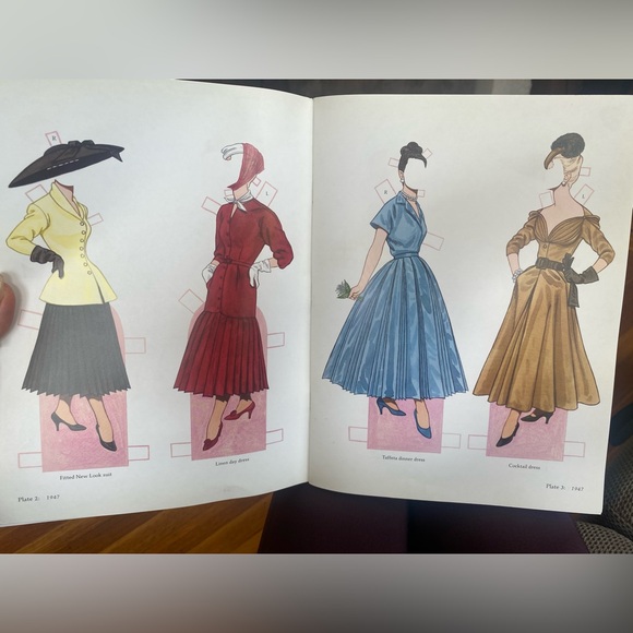 Vintage Christian Dior paper dolls collectible book - Picture 2 of 4